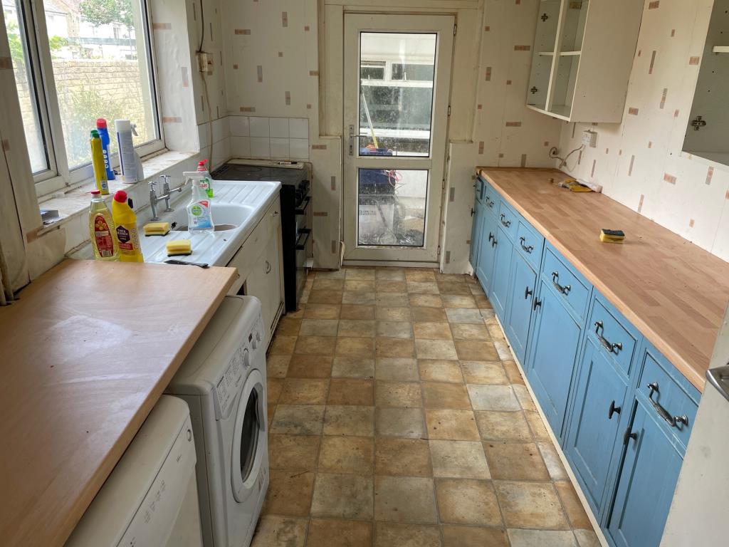 Lot: 74 - THREE-BEDROOM SEMI-DETACHED HOUSE FOR IMPROVEMENT -